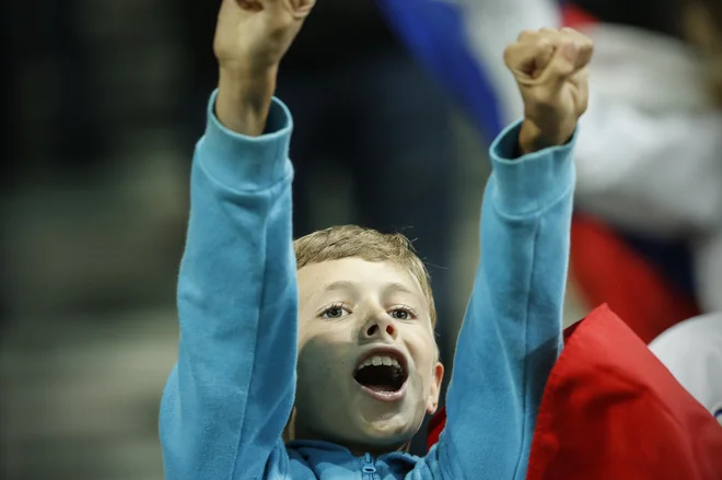 Na tribuni, kjer sicer domujejo Green Dragons, so za Slovenijo navijali najmaljši navijači. FOTO: Uroš Hočevar/Delo