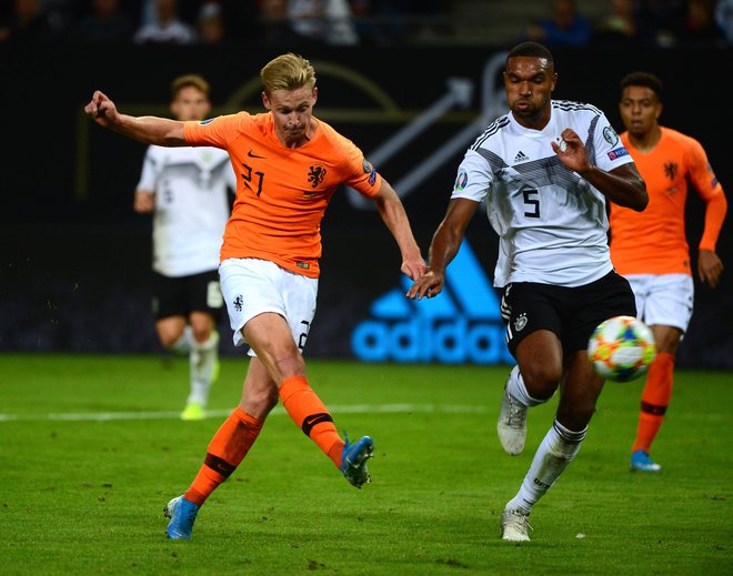 Frenkie De Jong (levo) bil strelec izenačujočega gola, po katerem so Nizozemci v Hamburgu izpeljali strelski šov za veliko zmago. FOTO: AFP