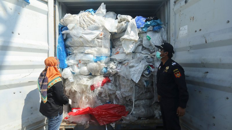 Fotografija: Indonezija zaradi vse več pošiljk zaostruje nadzor nad tujimi odpadki. FOTO: Sei Ratifa/Afp