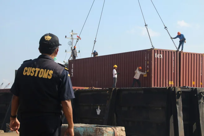 Okoli 200 zabojnikov so iz drugega največjega mesta Indonezije Surabaya vrnili tudi nazaj v Veliko Britanijo in Nemčijo. FOTO: Sei Ratifa/Afp