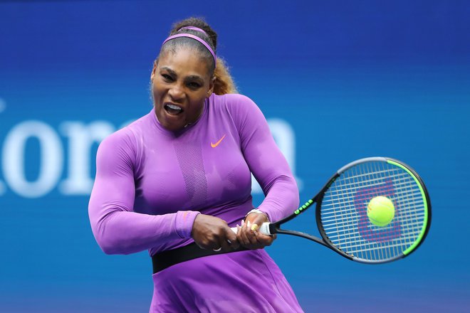 Serena Williams je tekmico zamajala le v drugem nizu, v katerem se je vrnila po zaostanku z 1:5. FOTO: AFP