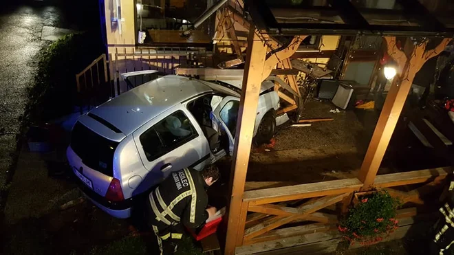 Obiskovalci gostinskega lokala, ki so bili v času nezgode na terasi, na srečo niso bili poškodovani.&nbsp; FOTO: PGD Kranjska gora&nbsp;