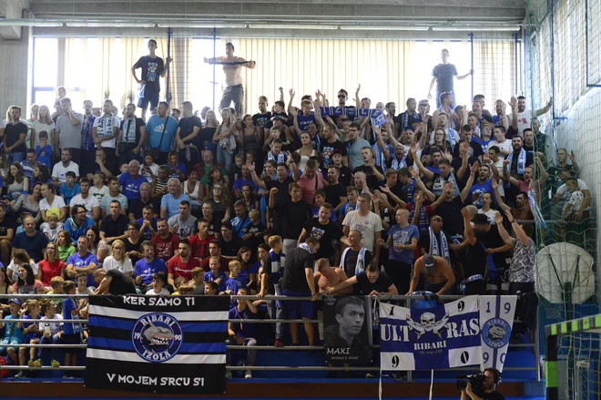 Izolski Ribari so priredili izjemno vzdušje na tribuni. FOTO: Slavko Kolar