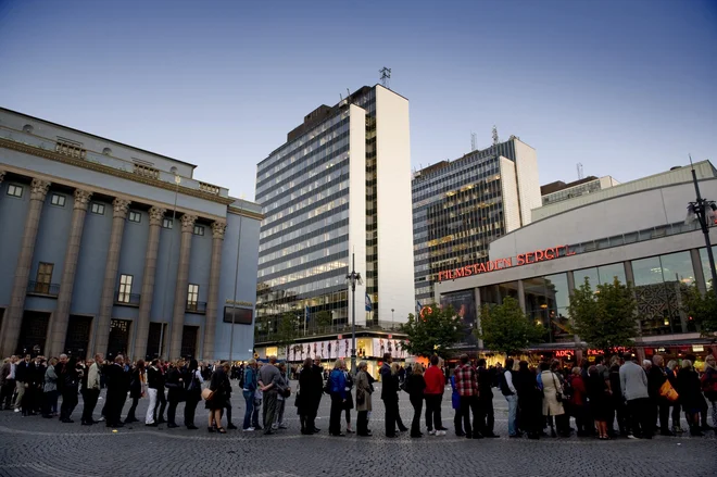 Vrsta pred kinom Sergel v Stockholm leta 2009 za gala premiero filma Dekle, ki se je igralo z ognjem, narejenega po istoimenskem romanu Stiega Larssona. Foto Reuters