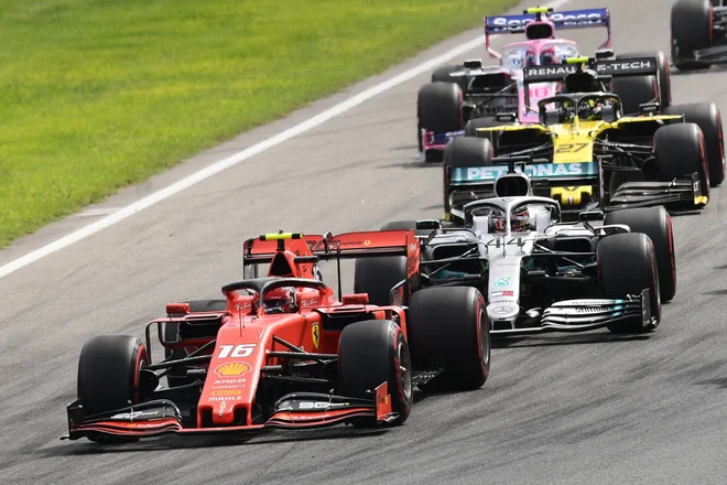 Charles Leclerc je bil prehiter za oba mercedesa. FOTO: AFP