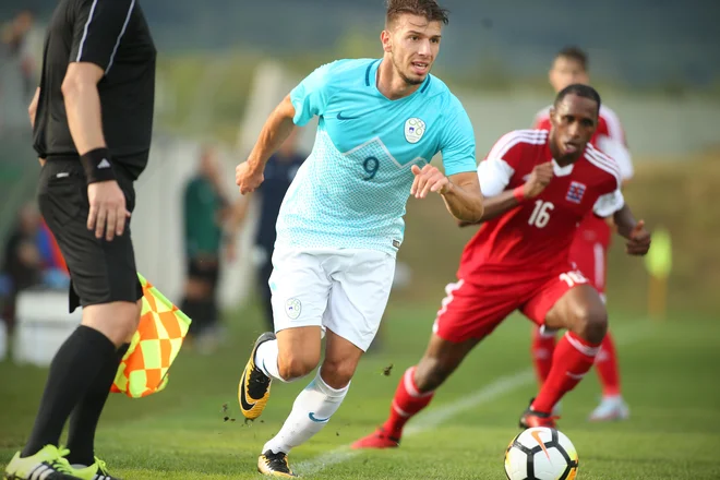 Jan Mlakar (levo) je v 15. nastopu za selekcijo do 21 let zabil že šesti gol. Foto Jure Eržen