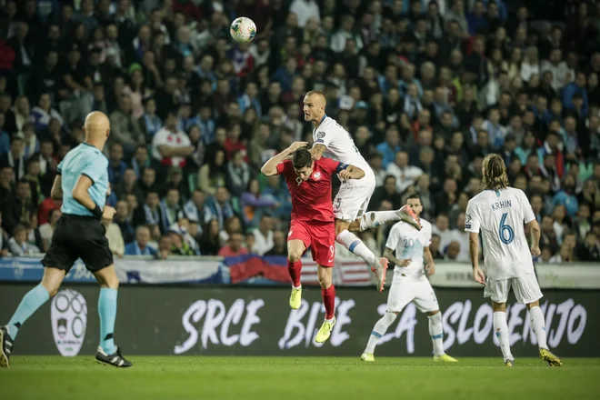 Tudi drevi bodo nujne odločne akcije slovenskih branilcev, kakršno je takole uprizoril Aljaž Struna (v skoku v beli majici). FOTO: Uroš Hočevar/Delo