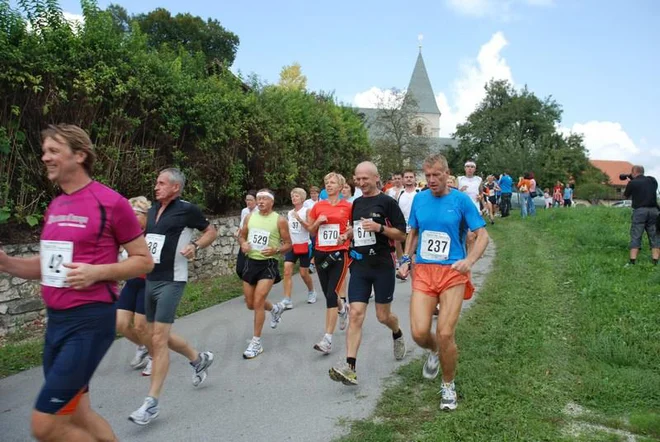 21 kilometrska trasa, ki se prav tako prične pri cerkvi Sv. Roka v Šmarju pri Jelšah in zaključi pri bazenskem kompleksu Aqualuna v Podčetrtku. Foto: John Mill