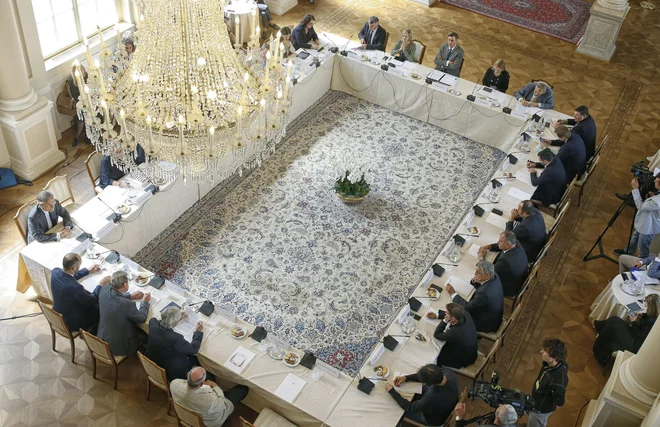 Predsednik republike vztraja pri iskanju takšne rešitve, ki bo s prihodnjih državnozborskih volitev pregnala senco dvoma o njihovi ustavnosti, oziroma to senco vsaj zmanjšala na minimum. FOTO: Blaž Samec/Delo