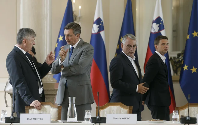 Minister Medved meni, da je predlog o uvedbi relativnega preferenčnega glasu vendarle napredek v primerjavi z zdajšnjo ureditvijo, saj volivcem zagotavlja močnejši glas in personalizacijo volitev. FOTO: Blaž Samec/Delo