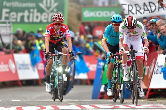 Tadej Pogačar (v belem), Miguel Angel Lopez in Primož Roglič (v rdeči majici) so imeli med favoriti največ moči na vzponu na Alto de la Cubilla. FOTO: AFP