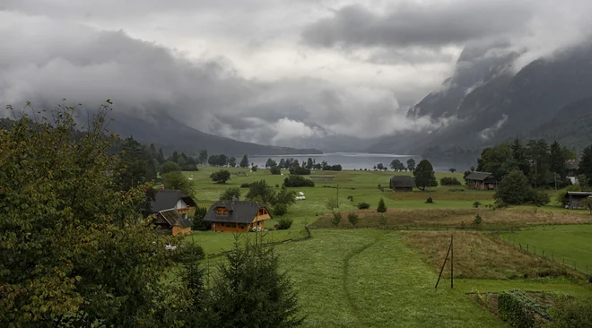 Značilni pogled na Bohinjsko jezero v deževnih dneh FOTO: Blaž Samec