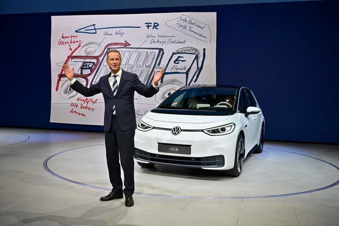 Herbert Diess, predsednik uprave Volkswagna, predstavlja električni model volkswagen I.D.3. Foto AFP Foto Tobias Schwarz Afp