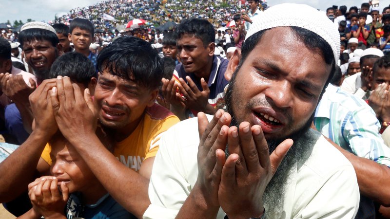 Fotografija: Množična molitev pobeglih beguncev Rohingja v Bangladešu na drugo obletnico izgona. FOTO: Rafiquar Rahman/Reuters