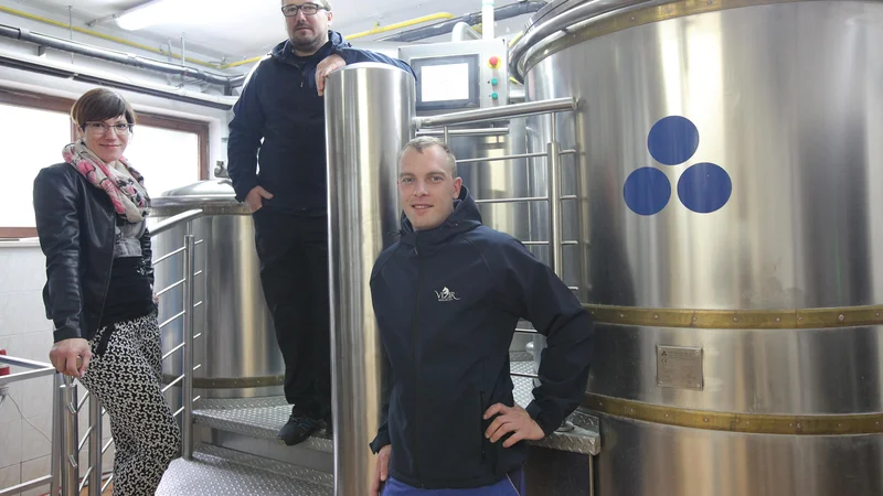 Fotografija: Tri četrtine Vizirjeve ekipe (manjka solastnik Denis Imširović) – Maja Imširović, varilec in vodja proizvodnje Peter Geltar ter varilec in komercialist Stanislav Nemanič ob kuhinji za pivo. FOTO: Mavric Pivk