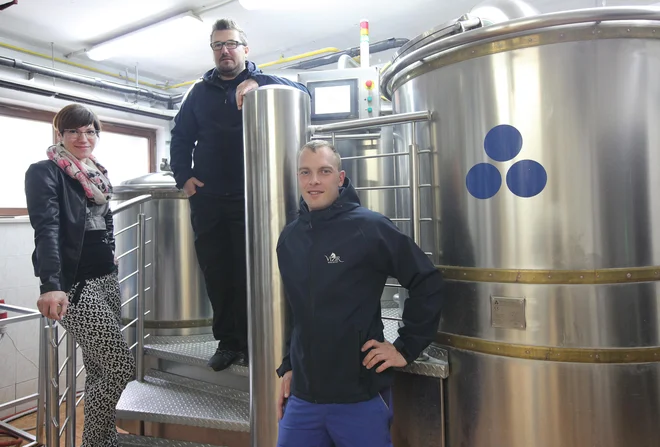 Tri četrtine Vizirjeve ekipe (manjka solastnik Denis Imširović) &ndash; Maja Imširović, varilec in vodja proizvodnje Peter Geltar ter varilec in komercialist Stanislav Nemanič ob kuhinji za pivo. FOTO: Mavric Pivk