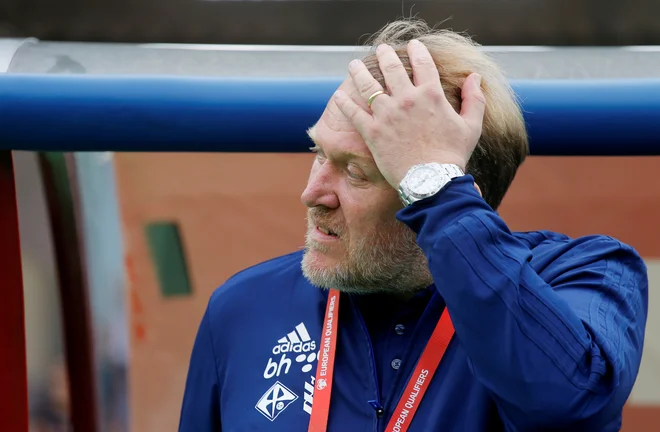 Robert Prosinečki še vedno ne more verjeti, kako visok poraz je njegova izbrana vrsta doživela v Armeniji. FOTO: Reuters