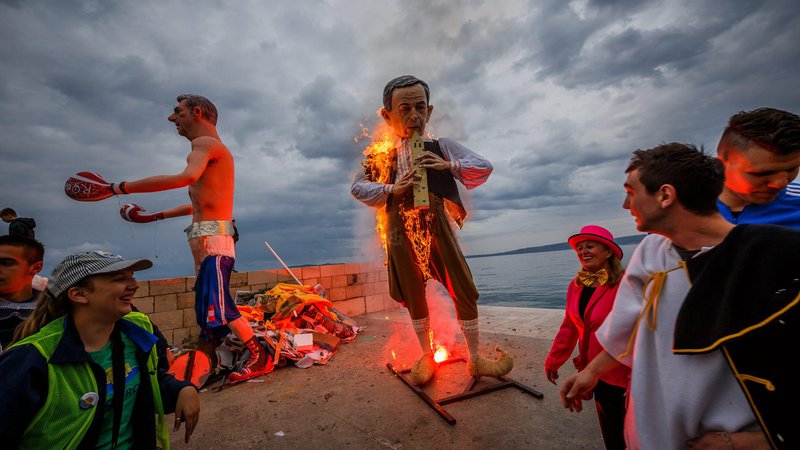 Fotografija: Grožnje Miloradu Pupovcu so se stopnjevale po sežigu njegove lutke na pustnem karnevalu. FOTO: Zvonimir Barisin/Cropix