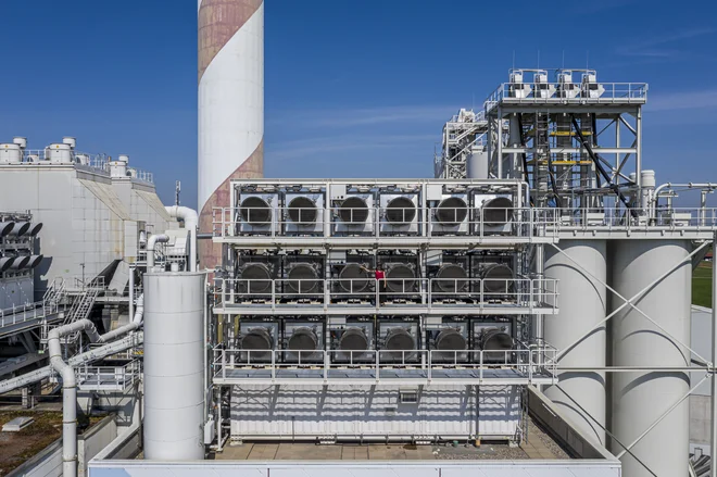 Naprave za zajemanje CO2 neposredno iz zraka na strehi sežigalnice odpadkov v Hinwillu