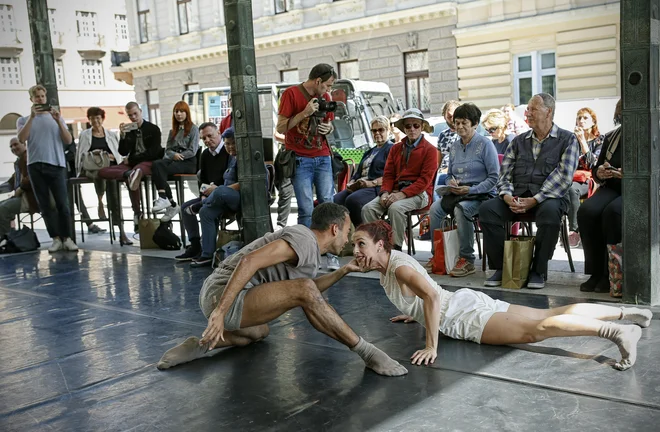 Predstavitev nove operno-baletne sezone sta pospremila Tasja Šarler in Hugo Mbeng z duetom na koreografijo Lukasa Zuschlaga. Foto Blaž Samec