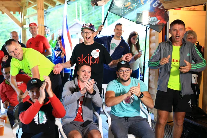 Go Rogla, je donelo na terasi pod skakalnico v Kisovcu, tudi iz grla Zvoneta Pograjca, prvega Rogličevega trenerja (skrajno desno). Fotografije Tomi Lombar