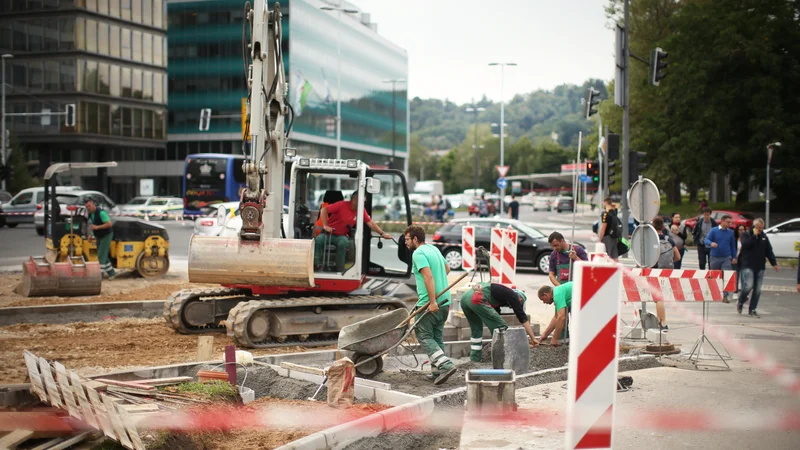 Fotografija: Robniki so včasih označevali mejo med pločniki in cestišči. Vedelo se je: tam, kjer je robnik, se bo spremenil nivo tal. V neorokokojskih ljubljanskih talnih ureditvah je ta vidik popolnoma nejasen in zabrisan. FOTO: Jure Eržen