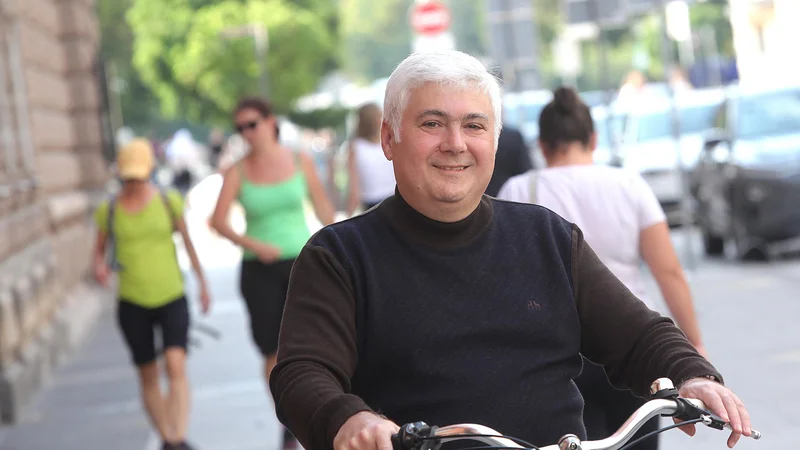 Fotografija: Gruzinski veleposlanik Irakli Koplatadze se na delo rad odpelje s kolesom, ob koncu tedna pa naredi še kakšen krog po Tivoliju. FOTO: Mavric Pivk