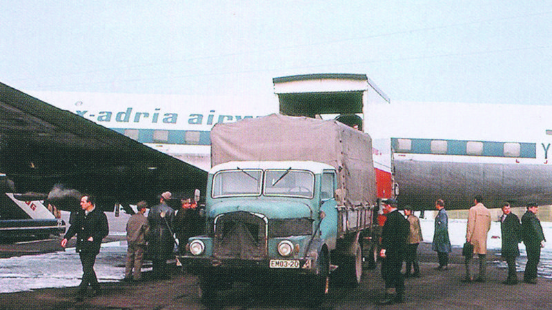 Fotografija: Prvo letalo s plemenskimi prašiči je odletelo z letališča Brnik 19. novembra 1969. FOTO: Lucijan Krivec