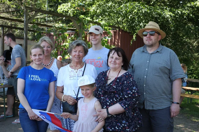 Na slovenskem pikniku v Frankfurtu: Igor Križnar, predsednik društva (desno), Tatjana Geike, blagajničarka (skrajno levo), v ospredju z deklico pa učiteljica slovenščine Natalija Robnik. FOTO: B. Z.