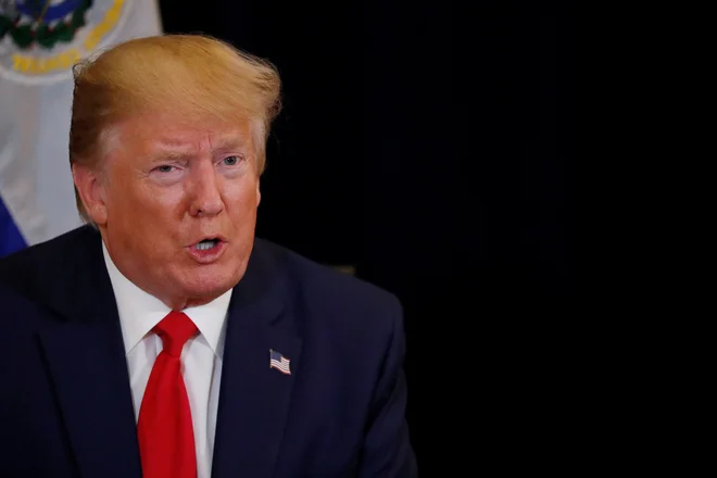Trump se je na preiskavo o razrešitvi odgovoril z objavo prepisa svojega pogovora z ukrajinskim predsednikom Zelenskim.&nbsp;Foto: Jonathan Ernst/Reuters