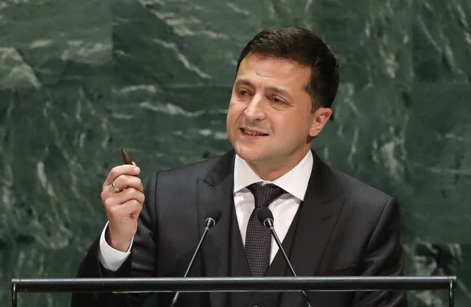Volodimir Zelenski na odru generalne skupščine Združenih narodov s kroglo v roki&nbsp; Foto Lucas Jackson Reuters