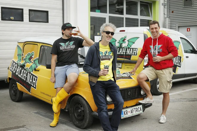 Partnerji pivovarne v Črnučah, direktor Igor Lazar, prokurist Miha Šnuderl in glavni pivovar Domen Srebot (na fotografiji z desne). Foto Leon Vidic