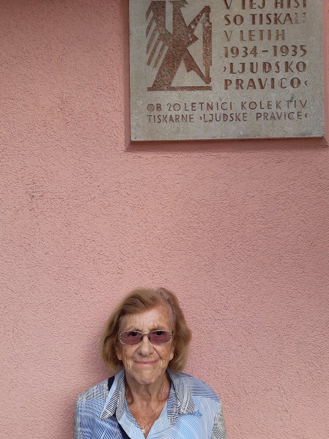 Erika Fürst, zadnja živa priča preganjanja prekmurskih Judov, pred hišo, v kateri so leta 1934 tiskali časopis Ljudska pravica. FOTO: Ali Žerdin
