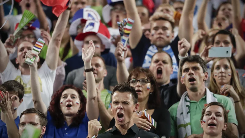 Fotografija: Pravi Slovenci živijo le za trenutke, ko so visoko v zraku, takrat pa ni časa gledati, kako je na tleh. FOTO: Uroš Hočevar