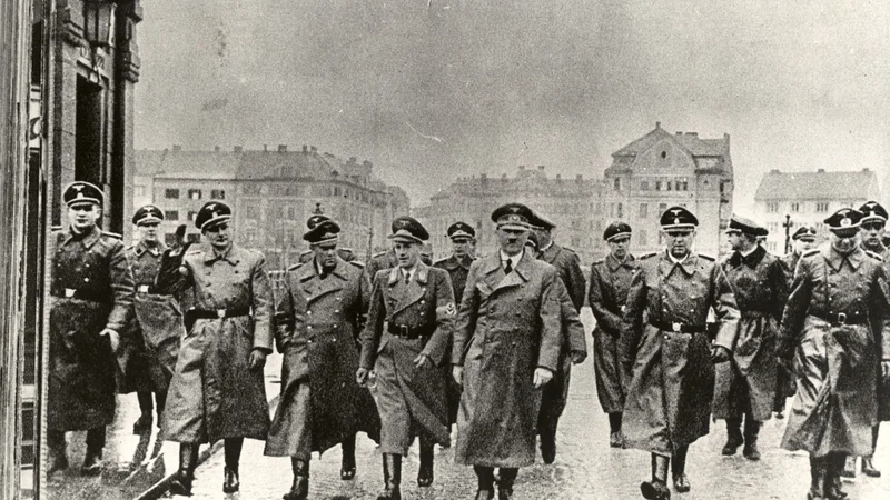 Fotografija: Hitler je bil odvisen od eukodala, opiata, močnejšega od heroina. Vsak dan je od svojega osebnega zdravnika Thea Morella dobival injekcije z najrazličnejšimi dopinškimi sredstvi, hormonskimi preparati in trdo drogo. FOTO: Dokumentacija Dela