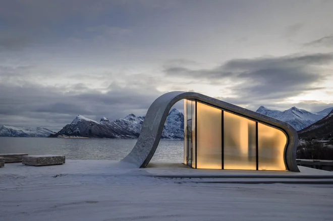 Toalettbygget pĺ Ureddplassen ved fylkesveg 17 i Gildeskĺl, Nordland, Nasjonal turistveg Helgelandskysten.
Arkitekt for bygget: Haugen/Zohar Arkitekter.
Landskapsarkitekt: Inge Dahlman / Asplan Viak AS
ŠFoto: Steinar Skaar / Statens vegvesen Foto Steinar Skaar (ss), Turistveg Steinar Skaar (ss), Turistveg