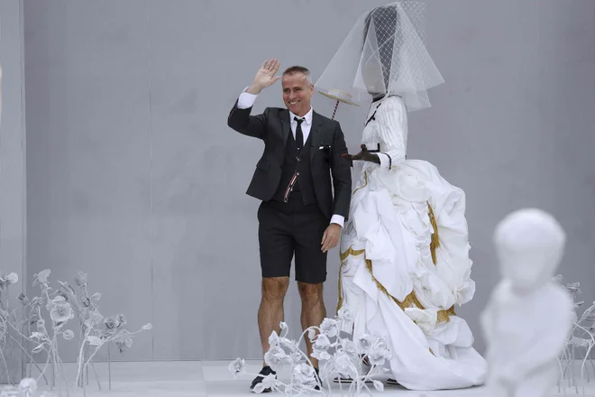 Thom Browne je v zadnjih petnajstih letih revolucionarno spremenil klasično moško obleko. Eden njegovih značilnih kosov so tudi bermuda hlače &ndash;in tudi sam jih pogosto obleče. Foto AFP