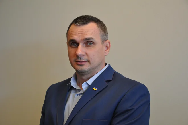 Oleg Sencov je Rus po krvi, Ukrajinec po duši. Režiser, scenarist in pisatelj. Lanski nagrajenec Saharova. Častni meščan Pariza. In veliki Evropejec, kot ga je prejšnji teden nagovoril francoski predsednik Emmanuel Macron. FOTO: Branko Soban