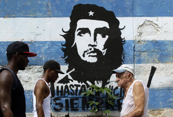 Čigava roka je prevzela orožje Cheja Guevare? FOTO: Desmond Boylan/Reuters