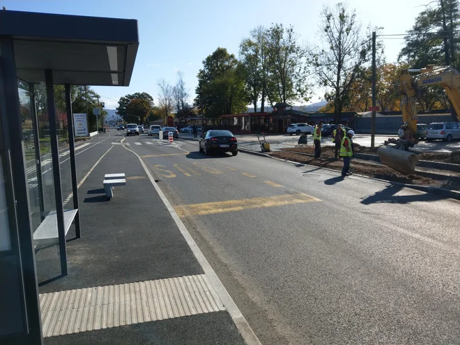 Avtobusno postajališče, pločnik in kolesarska steza pri kitajski restavraciji so urejeni, asfaltirati je treba še nekaj deset metrov pločnika in kolesarske steze. Foto Aleš Stergar