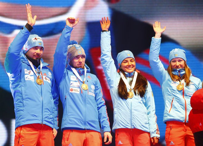 Olga Podčufarova (tretja z leve) se je leta 2017 veselila bronaste kolajne na SP v mešani štafeti. FOTO Reuters
