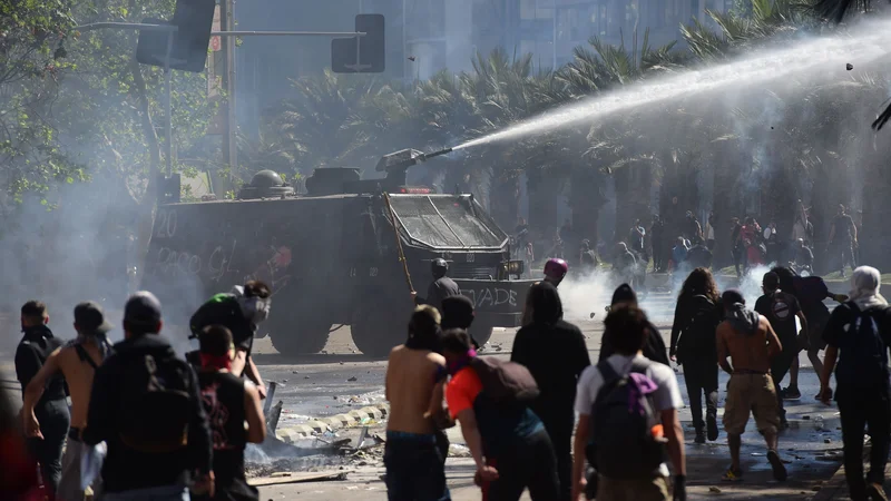 Fotografija: V čilski prestolnici se tudi danes nadaljujejo shodi. FOTO: Martin Bernetti/AFP