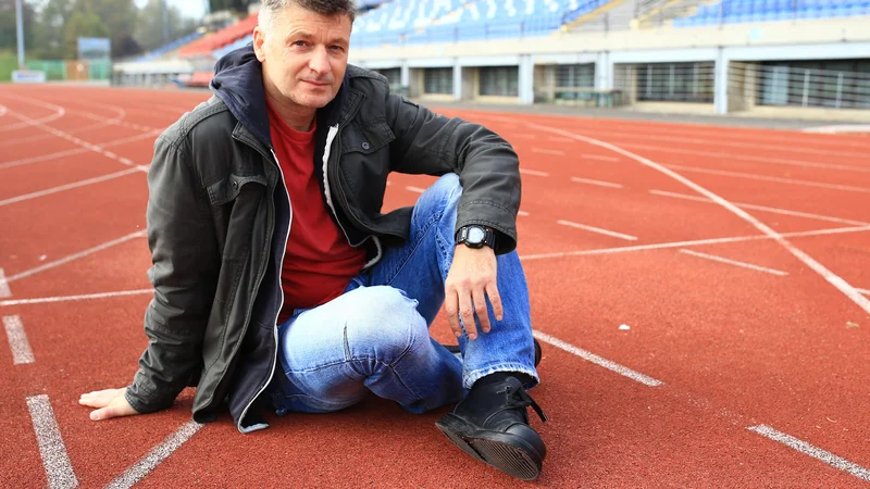 Fotografija: Marjan Žiberna se ne bori več z uro, a če ga včasih vseeno kaj popade, se odpravi na stadion in se tam žene na žive in mrtve. Če gre, gre, če ne, doseženi rezultat vrže čez rame.
Foto Tomi Lombar