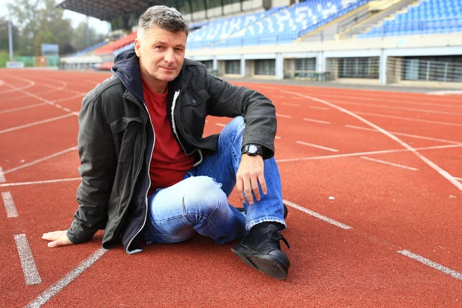 Marjan Žiberna se ne bori več z uro, a če ga včasih vseeno kaj popade, se odpravi na stadion in se tam žene na žive in mrtve. Če gre, gre, če ne, doseženi rezultat vrže čez rame.<br />
Foto Tomi Lombar