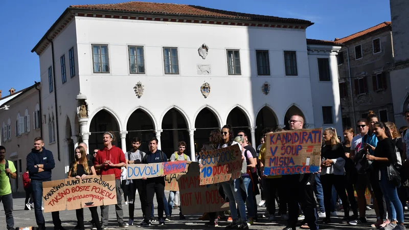 Fotografija: Protest zaradi volitev v študentski zbor Študentske organizacije Univerze na Primorskem (ŠOUP). Foto Klara Kopač