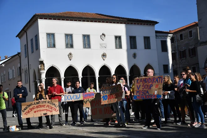 Protest zaradi volitev v študentski zbor Študentske organizacije Univerze na Primorskem (ŠOUP). Foto Klara Kopač