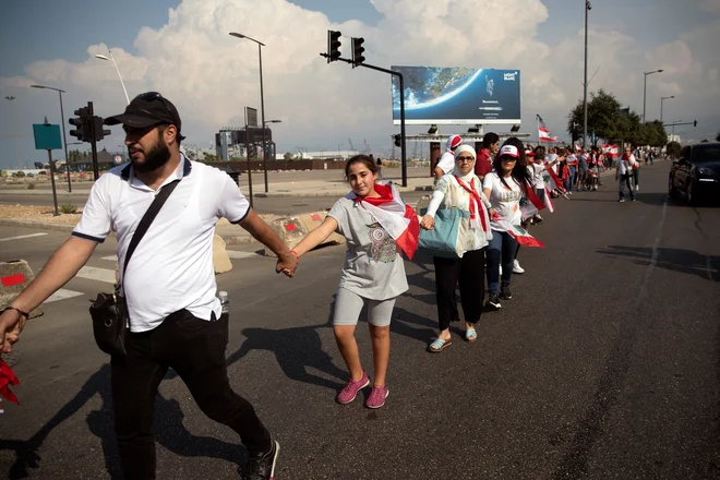 »Libanon je čuden, a neverjeten. Kljub kaosu država deluje. Kristjani, suniti in šiiti ter številne druge skupine sodelujejo.« Na fotografiji: demonstracije v Bejrutu FOTO: Reuters