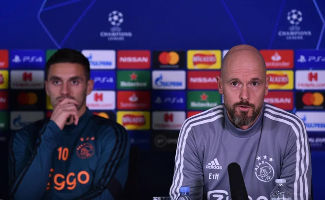 Dušan Tadić in Erik ten Hag napovedujeta napadalno igro na Stamford Bridgeu. FOTO: AFP