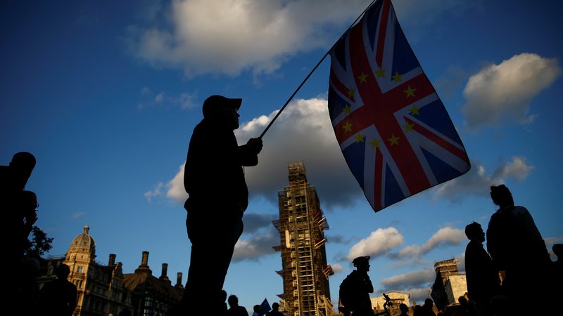 Fotografija: Nasprotnik britanskega izstopa iz EU protestira pred poslopjem britanskega parlamenta. Foto Reuters
