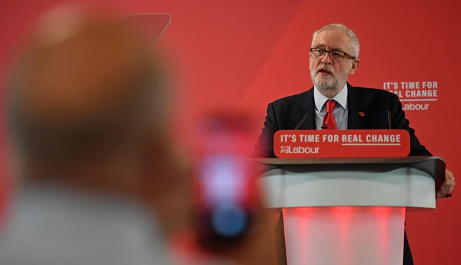 Vodja britanske opozicije Jeremy Corbyn med predstavitvijo načrtov svoje stranke za brexit. Foto Afp